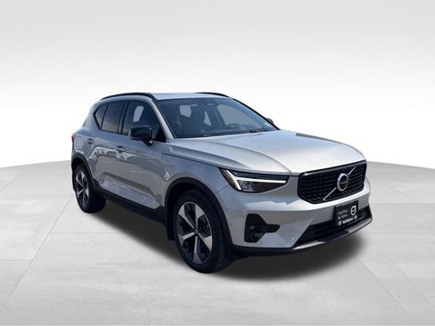 Certified 2023 Volvo XC40 B5 Plus w/ Driver Assist Package AWD/4WD image 35