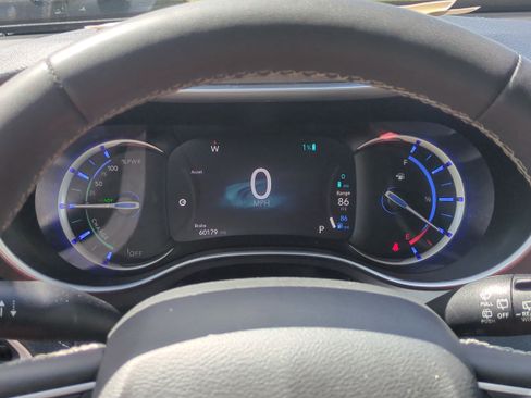 Certified 2023 Chrysler Pacifica Touring-L image 28