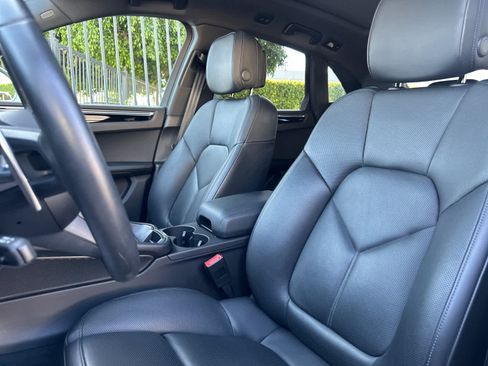 Certified 2025 Porsche Macan image 5