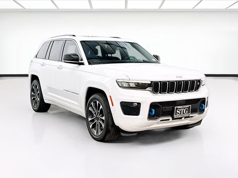 Used 2023 Jeep Grand Cherokee Overland w/ Advanced Protech Group III AWD/4WD image 3