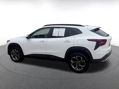 Used 2025 Chevrolet Trax LT FWD image 10