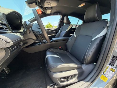 Used 2025 Toyota Camry SE w/ Convenience Package FWD image 5