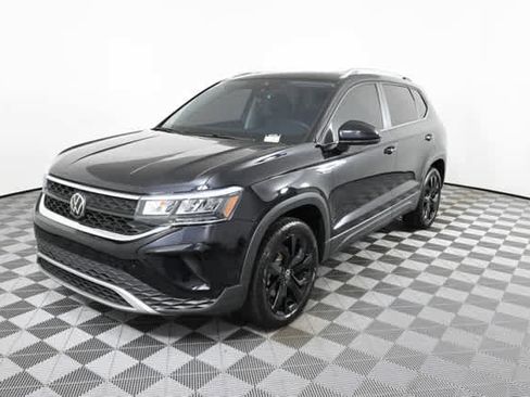 Used 2023 Volkswagen Taos SE w/ Panoramic Sunroof Package FWD image 2