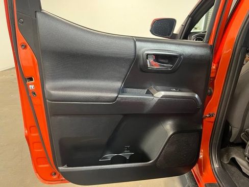 Used 2017 Toyota Tacoma TRD Sport w/ Tow Package AWD/4WD image 19