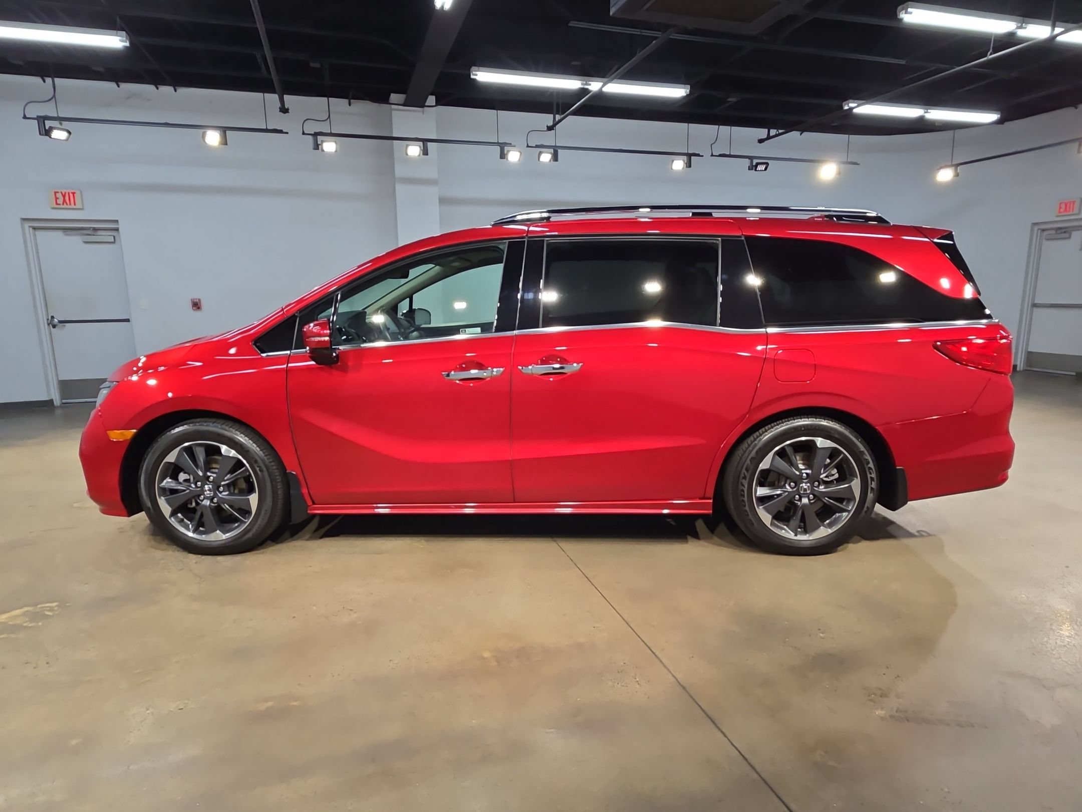 Used 2023 Honda Odyssey Elite image 4