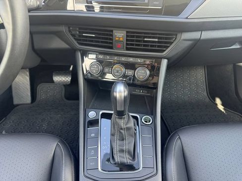 Used 2021 Volkswagen Jetta SE w/ SE Cold Weather Package FWD image 12