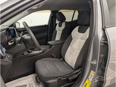 Used 2025 Chevrolet Trax LS w/ LS Convenience Package FWD image 7