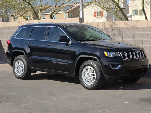 Used 2020 Jeep Grand Cherokee Laredo image 3