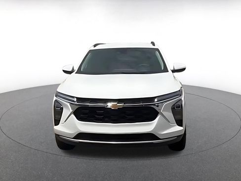 Used 2025 Chevrolet Trax LT FWD image 3