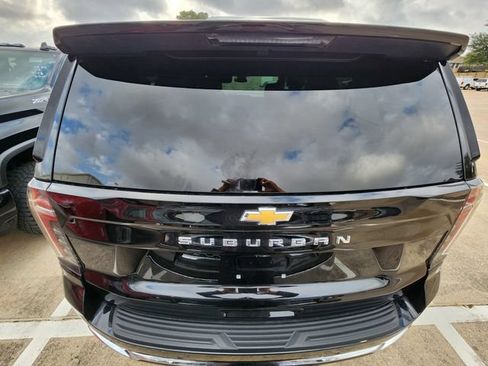 Used 2025 Chevrolet Suburban LS RWD image 5