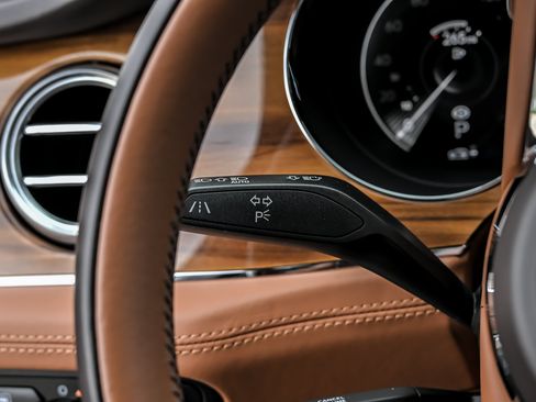 Used 2022 Bentley Bentayga AWD/4WD image 34