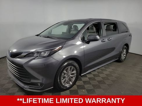 Used 2025 Toyota Sienna XLE FWD image 3