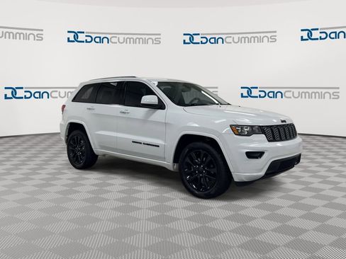 Used 2017 Jeep Grand Cherokee Altitude AWD/4WD image 2