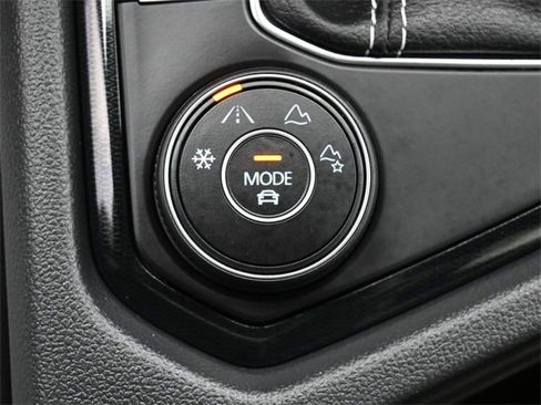 Certified 2025 Volkswagen Taos SE w/ Panoramic Sunroof Package image 26