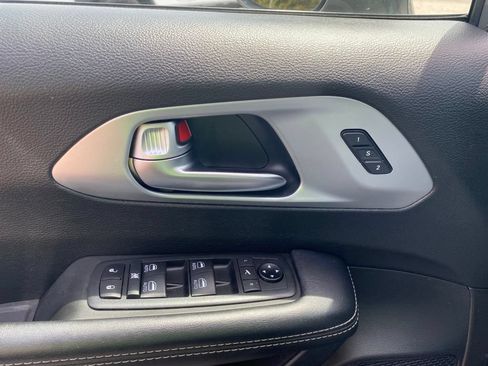 Used 2020 Chrysler Pacifica Touring-L Plus FWD image 24