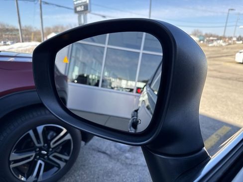 Used 2023 Chrysler Pacifica Touring-L image 7