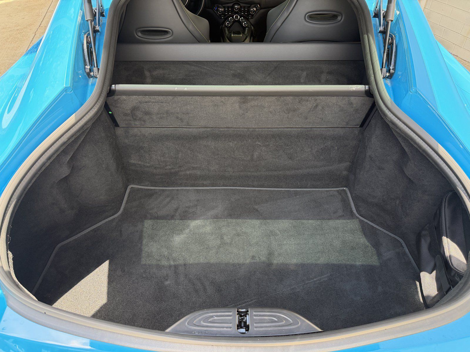 Used 2023 Aston Martin V8 Vantage Coupe RWD image 37