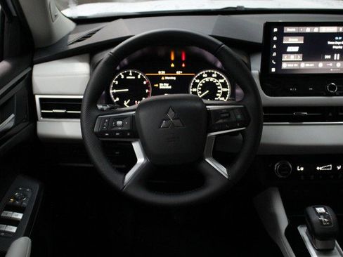 New 2025 Mitsubishi Outlander SE image 21