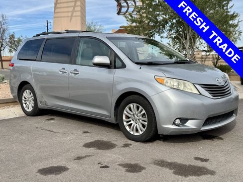 Used 2013 Toyota Sienna XLE image 1