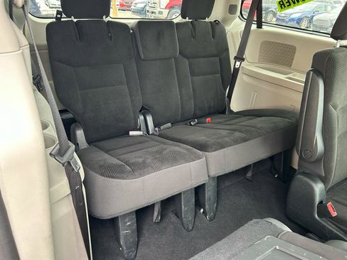 Used 2019 Dodge Grand Caravan SE w/ UConnect Hands-Free Group image 13