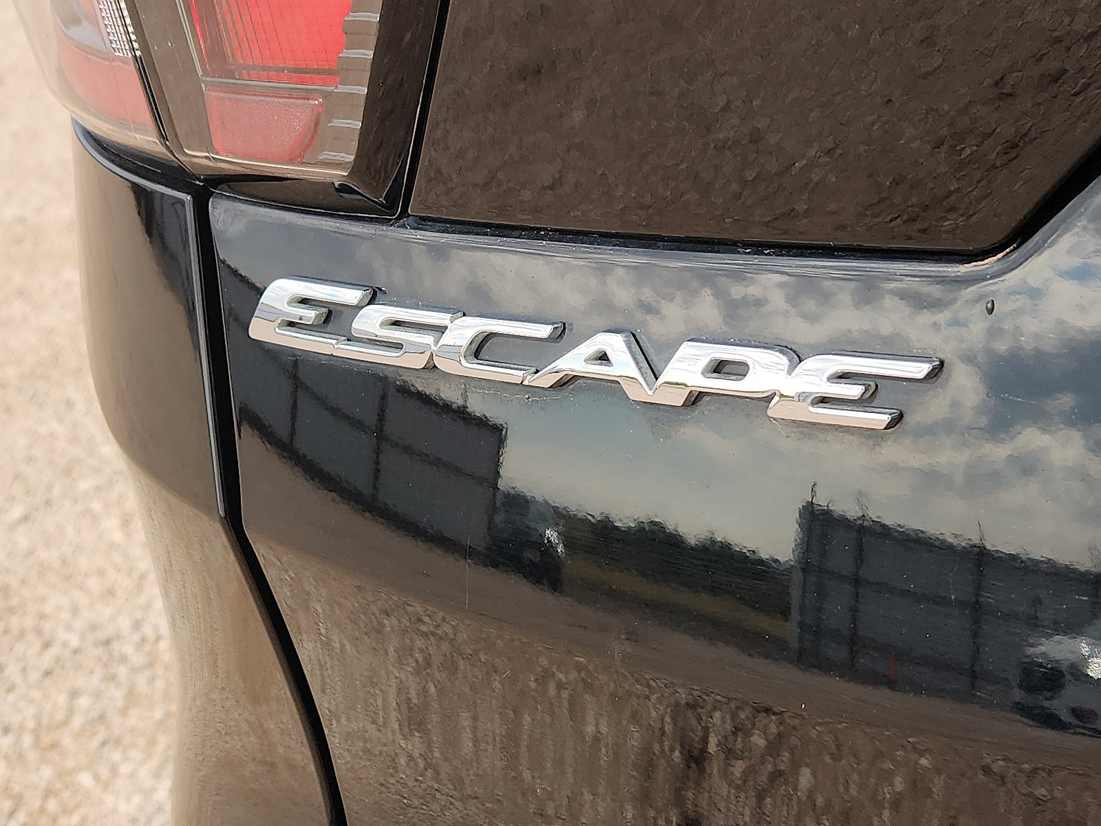 Used 2018 Ford Escape SE w/ SE Sport Appearance Package FWD image 8