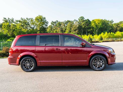 Used 2018 Dodge Grand Caravan SXT w/ Blacktop Package FWD image 8