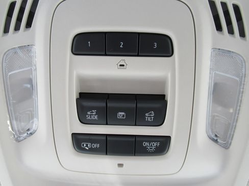 Used 2022 Buick Envision Avenir w/ Technology Package II FWD image 32