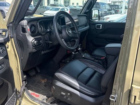 Used 2025 Jeep Gladiator Rubicon w/ Convenience Group AWD/4WD image 3