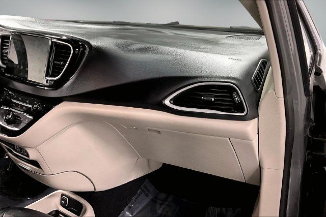 Used 2023 Chrysler Pacifica Touring-L FWD image 24