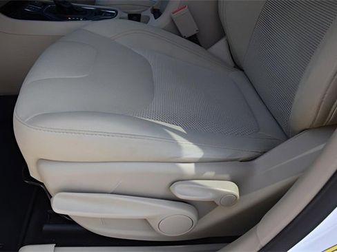 Used 2019 Jeep Cherokee Latitude w/ Popular Appearance Group image 13