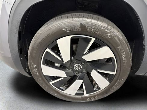 Used 2025 Volkswagen Atlas Cross Sport SE image 34