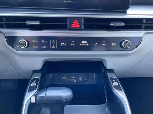 Used 2025 Kia Sorento S image 33