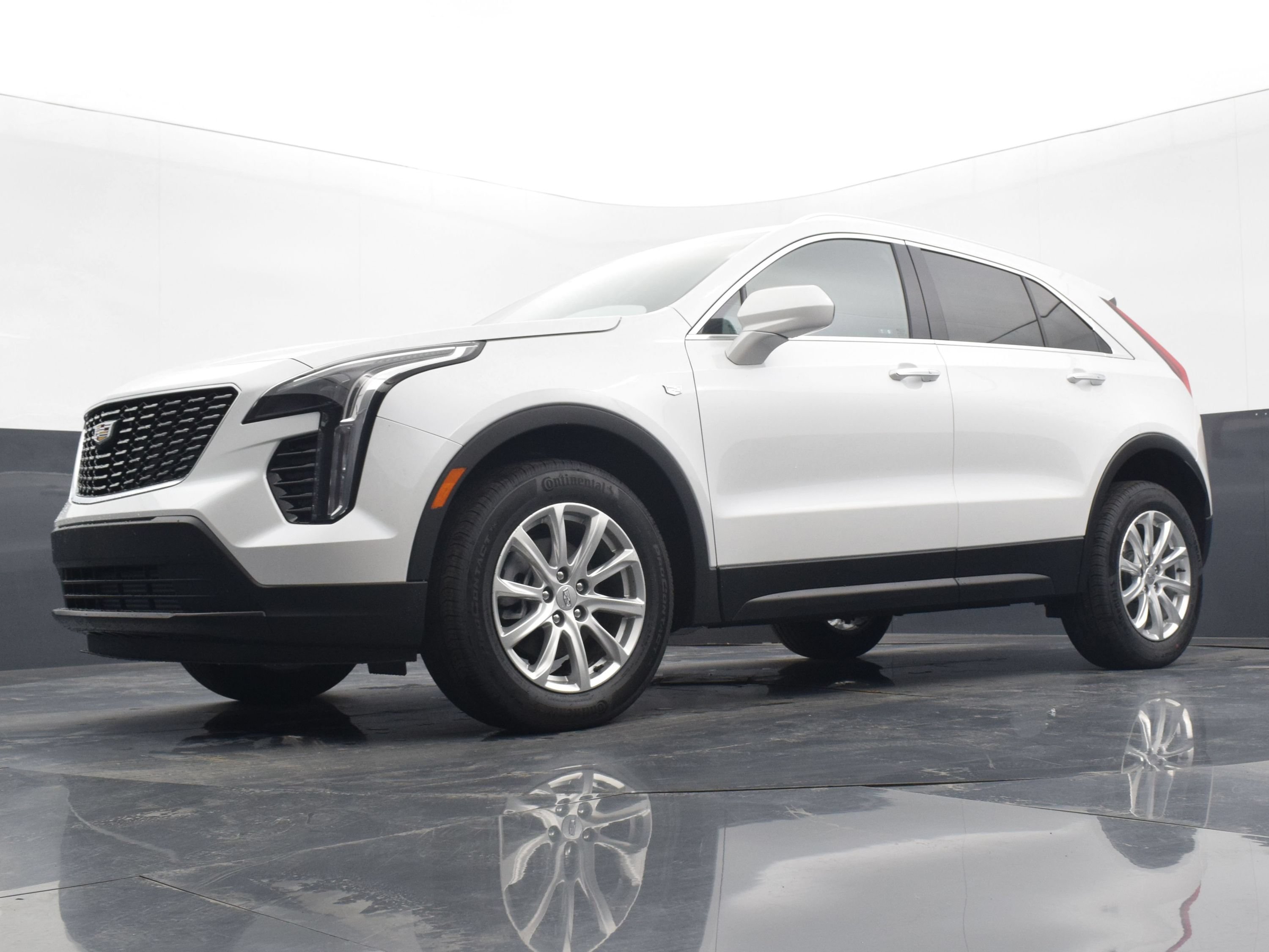 Used 2023 Cadillac XT4 Luxury w/ Cold Weather Package AWD/4WD image 15