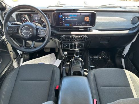 Used 2025 Jeep Gladiator Sport AWD/4WD image 12