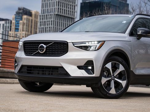 Certified 2025 Volvo XC40 B5 Plus image 2