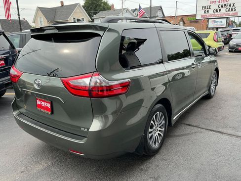 Used 2020 Toyota Sienna XLE Premium w/ Carpet Mat Package FWD image 4