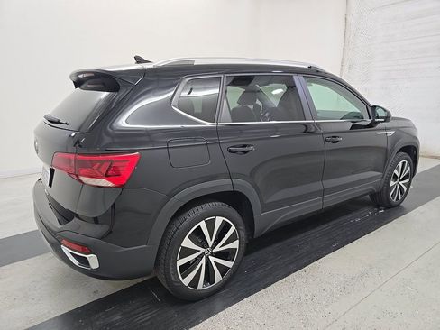 Used 2022 Volkswagen Taos SE w/ Driver Assistance Package FWD image 2