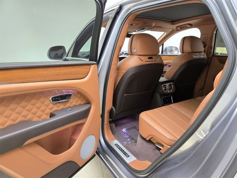 Certified 2022 Bentley Bentayga V8 image 19