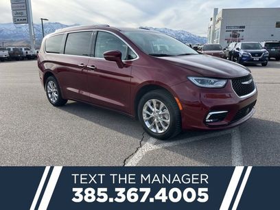 Used 2021 Chrysler Pacifica Touring-L w/ Uconnect Theater Family Group