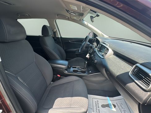 Used 2018 Kia Sorento FWD image 16