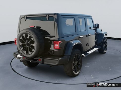 Used 2025 Jeep Wrangler Unlimited Sahara AWD/4WD image 5