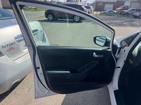 Used 2017 Kia Forte LX image 9