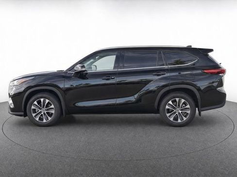Used 2024 Toyota Highlander XLE FWD image 6