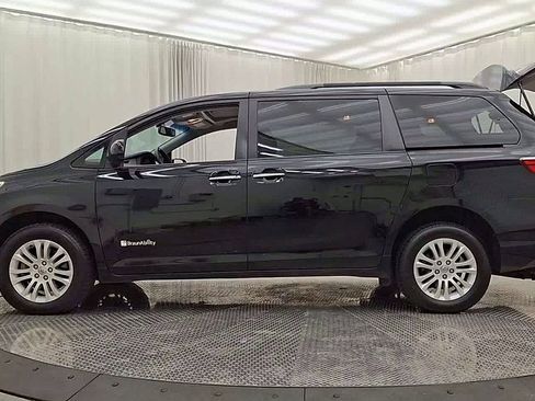Used 2015 Toyota Sienna XLE w/ XLE Navigation Package image 5