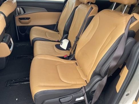 Used 2022 Kia Carnival LX image 10