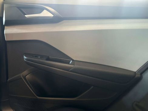 Certified 2022 Volkswagen Taos SE image 15