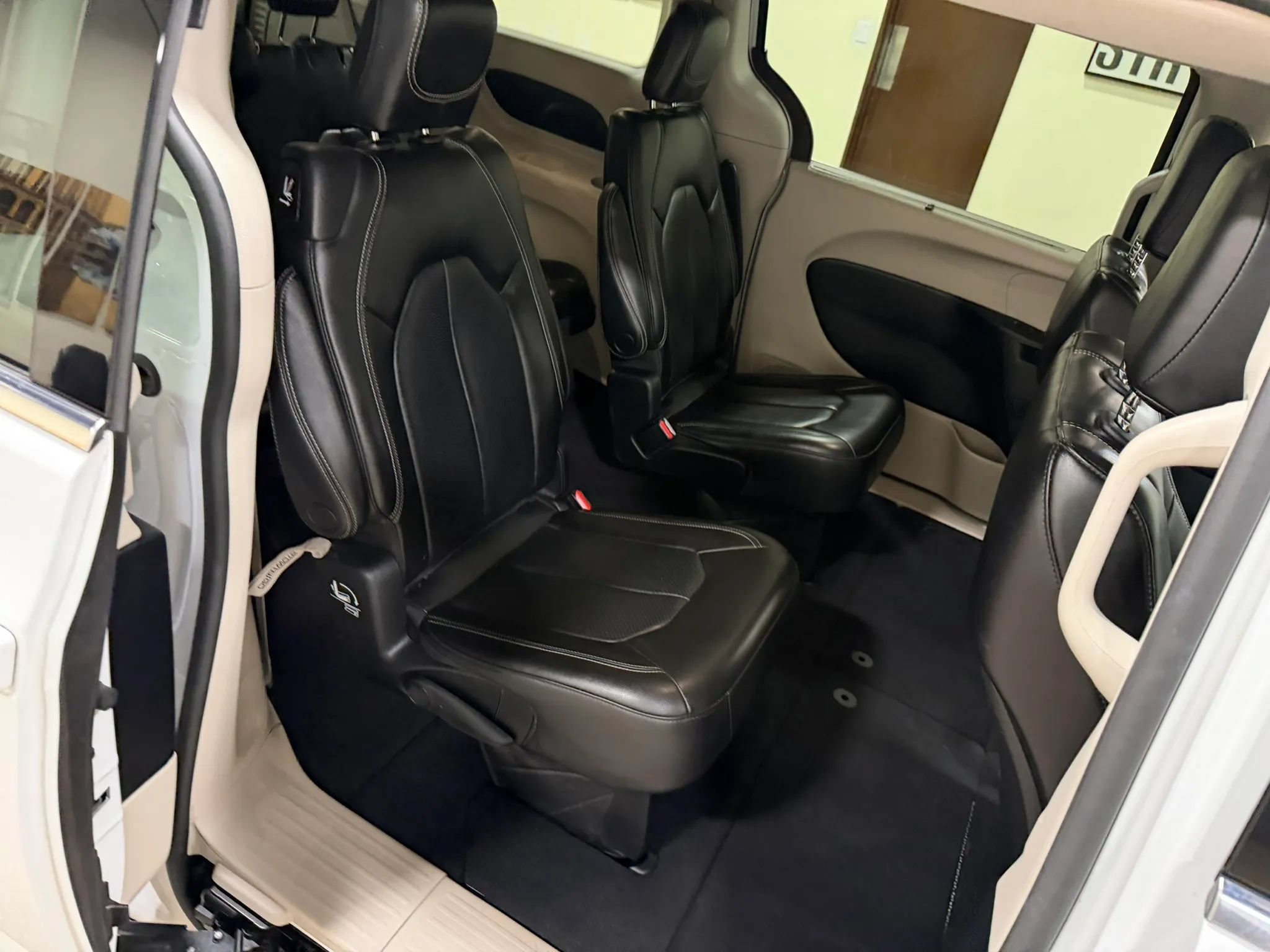 Used 2023 Chrysler Pacifica Touring-L FWD image 33