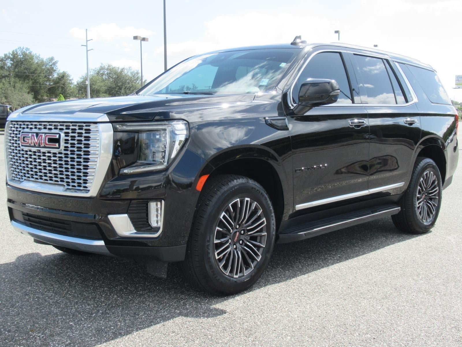 Used 2024 GMC Yukon Denali w/ Advanced Technology Package AWD/4WD image 3