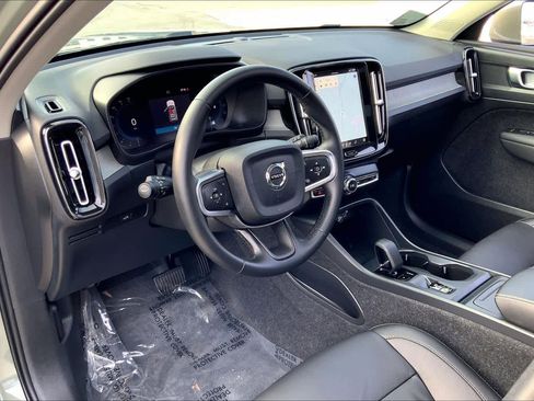 Used 2025 Volvo XC40 B5 Core w/ Protection Package Premier image 18
