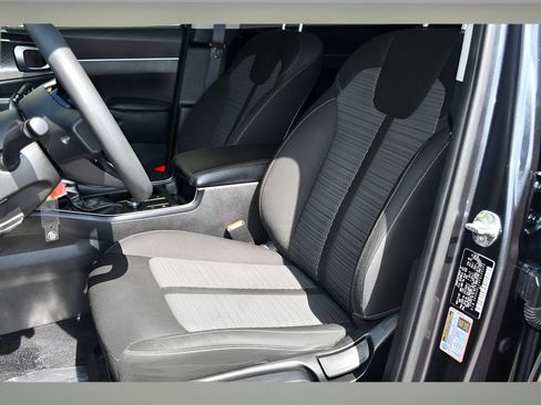 Used 2023 Kia Sorento LX AWD/4WD image 13